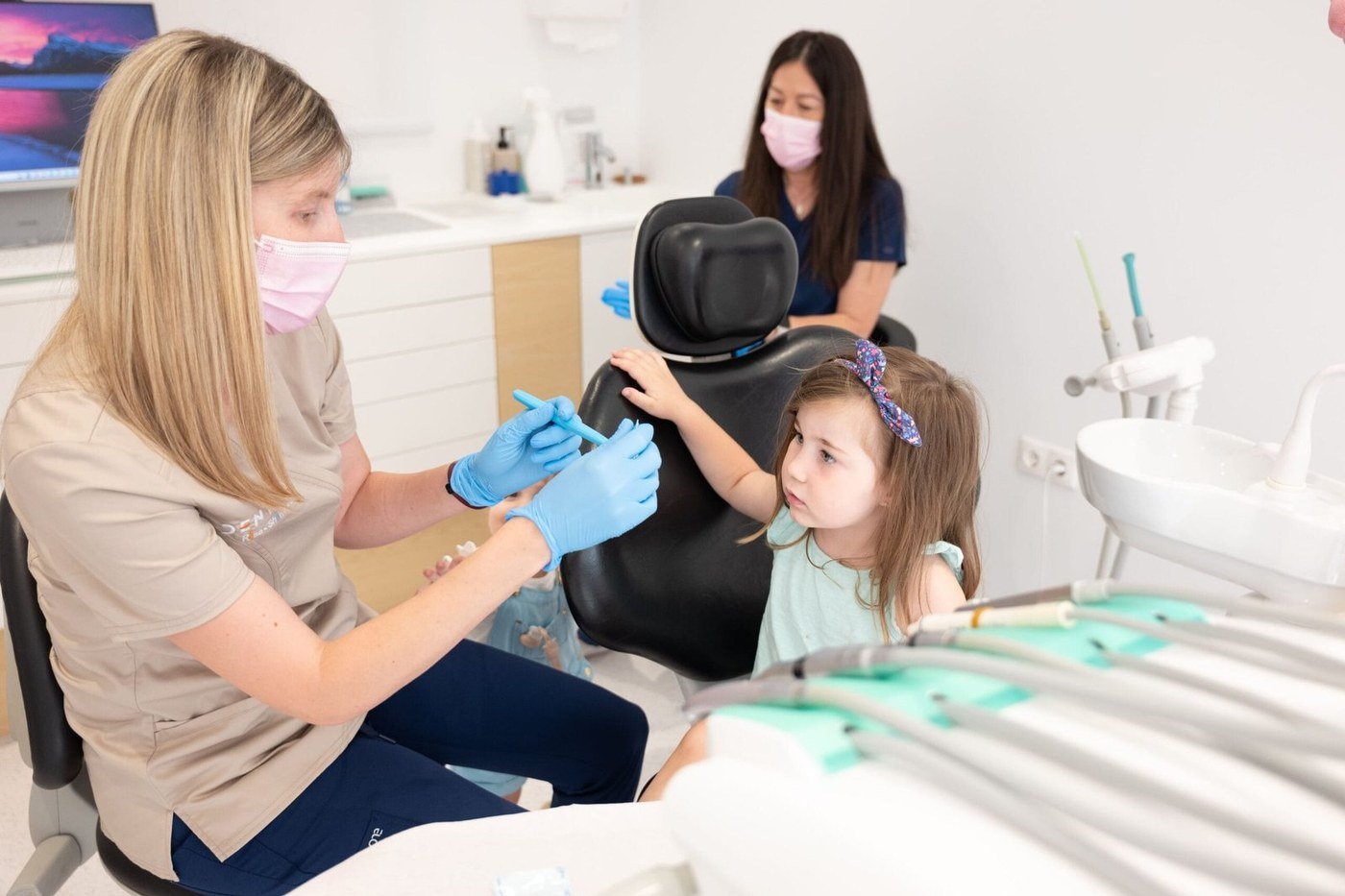Η παιδοδοντίατρος του Dental-i με μικρή ασθενή στο παιδικό τμήμα του ιατρείου στην Ηλιούπολη